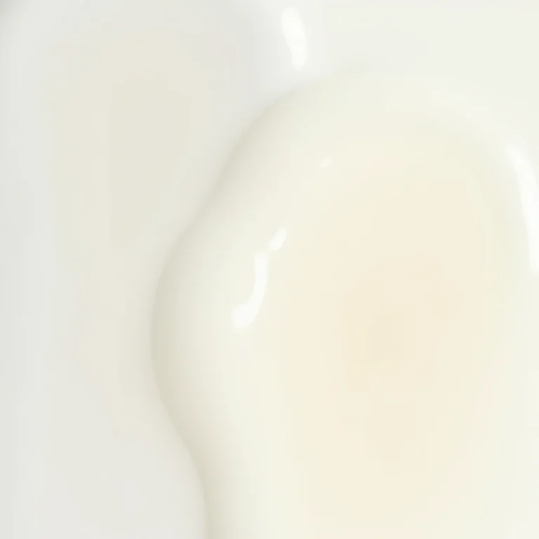 Comparação entre shampoo transparente e shampoo cremoso