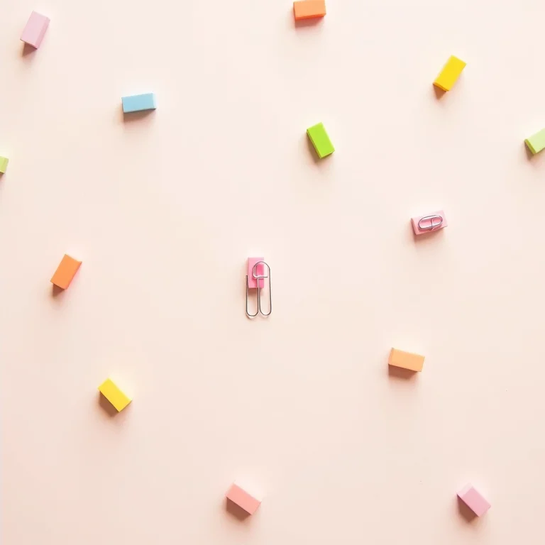 Pequenos objetos coloridos organizados em uma mesa.