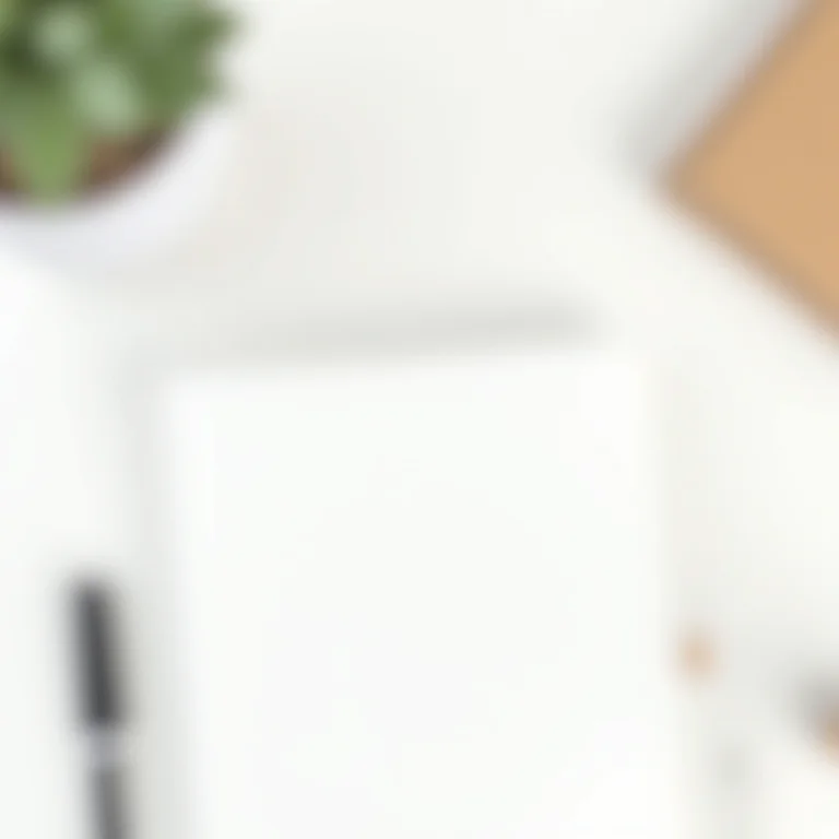 Caderno, caneta e acessórios minimalistas em uma mesa branca.