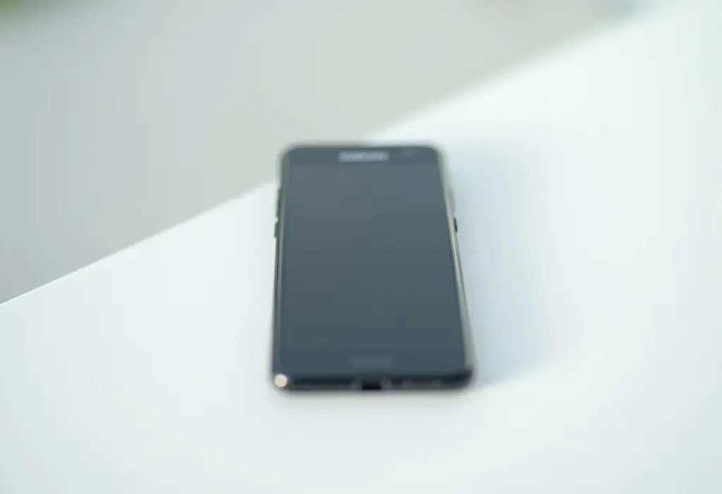 Celular Samsung lento? O guia SIMPLES para limpar a memória RAM Celular Samsung exibindo notificação de memória cheia