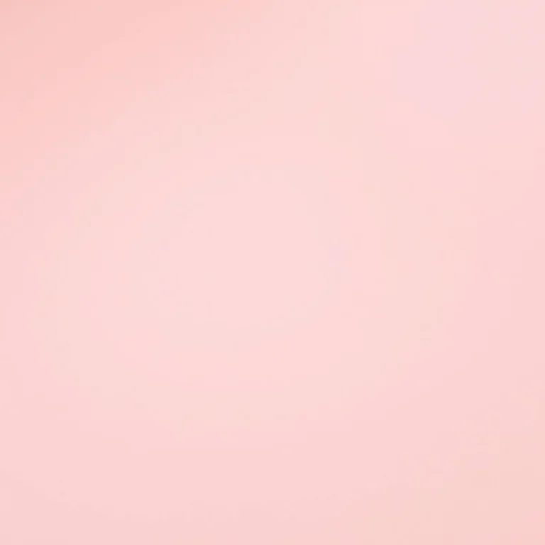 Ferramentas de manicure organizadas em estilo flat lay