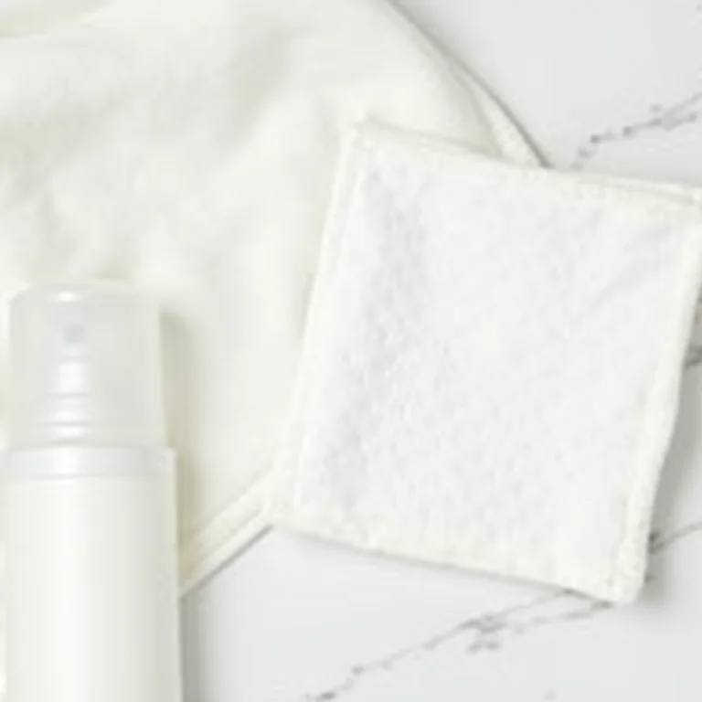 Produtos de limpeza facial suave dispostos em uma bancada de mármore.