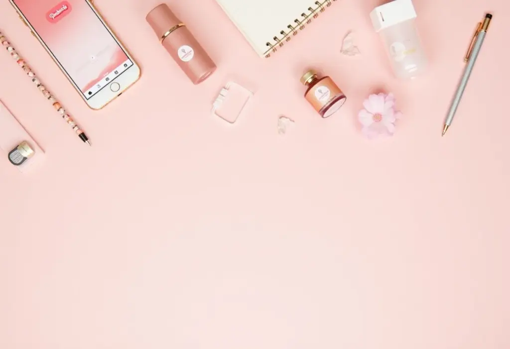 Pinterest turbinado: o guia para vender seus produtos AGORA Produtos dispostos em uma composição criativa para venda no Pinterest.