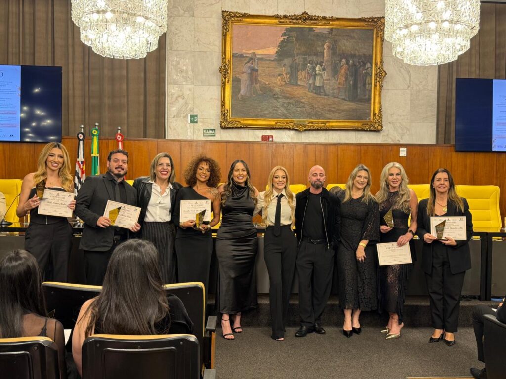 Rodrigo Dias, fundador do Venice Ink, recebe prêmio na Câmara de São Paulo